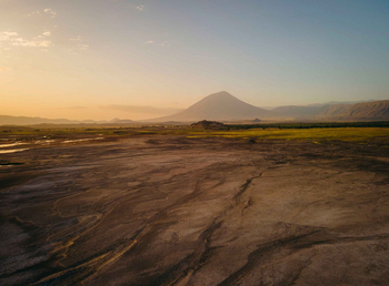 Lake Natron Tented Camp: Weite Landschaft mit Vulkan im Hintergrund