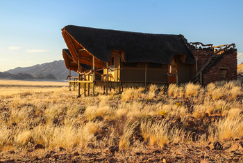 Namib Outpost: Gästechalet mit Terrasse hinten