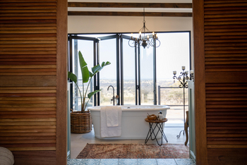 Otjiwa Mountain Lodge: Freistehende Wanne