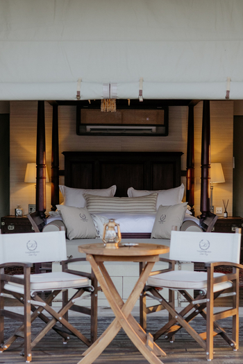 Otjiwa Thornbush Tented Camp: Safari-Schlafzimmer mit Himmelbett und Regiestühlen