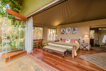 Sala's Camp: Schlafzimmer mit Glastüren