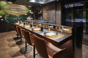 Scenic Eclipse II: Zeitgenössischer Esstresen mit Graffiti-Wandkunst