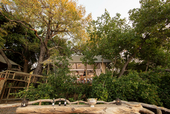 Shinde Lodge Shinde Lodge: Blick hoch zur Lounge