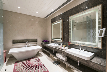 Taj Santacruz, Mumbai: Grand Luxury Suite Bad