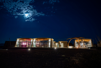 The Desert Grace: Mond über der Lodge