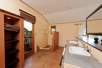 Waterberg Guest Farm: Doppelwaschtisch