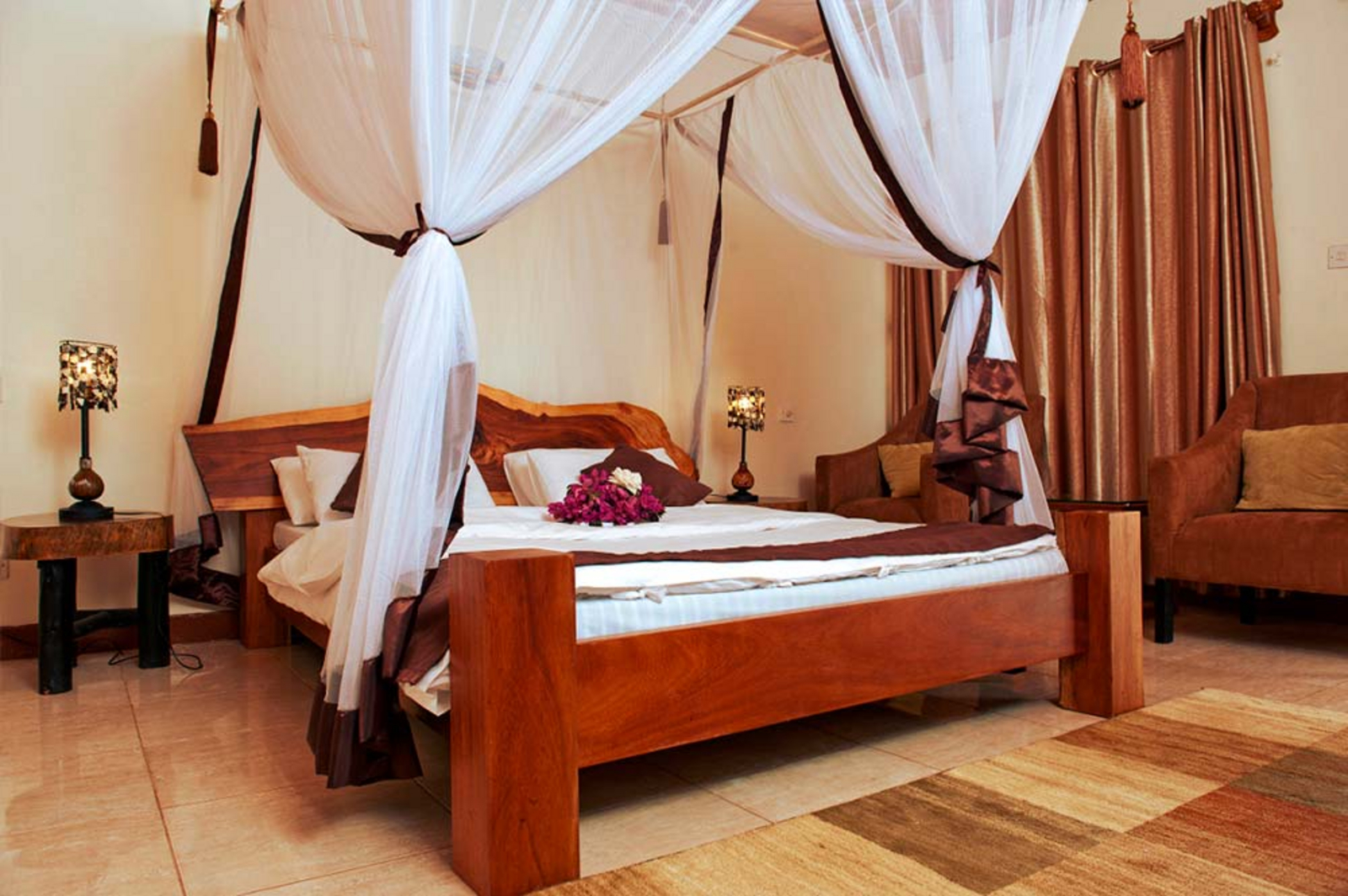 2 Friends Beach Hotel 2 Friends Beach Hotel: Doppelbett mit Moskitonetz