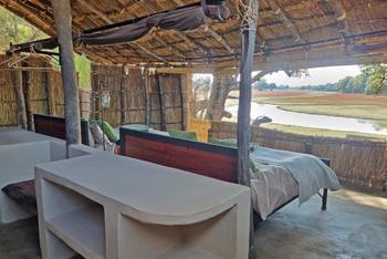 Big Lagoon Camp: Blick übers Bett auf die Lagune