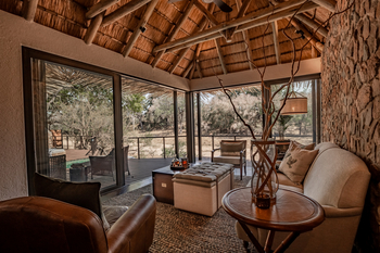 Dulini Moya: Private Lounge