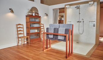 Elewana Lodo Springs: Offene Dusche mit Handtuchhalterung