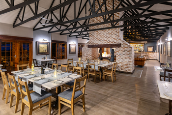 Etosha Safari Lodge: Speisesaal mit Kamin