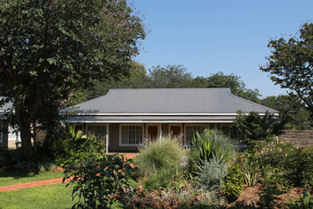 Pioneers Victoria Falls: Zimmerblock im Garten