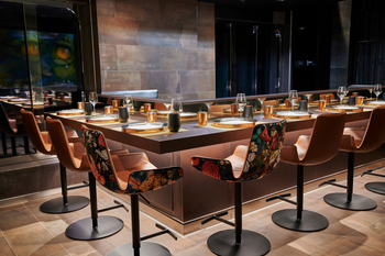 Scenic Eclipse II: Exotische Theke mit gemusterten Barhockern