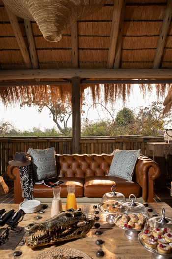 Sitatunga Private Island Camp: Sofa vor Fenster