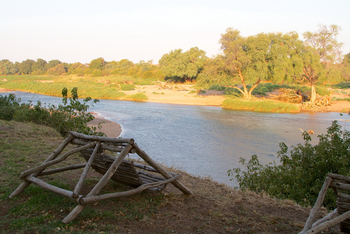 Tuli Safari Lodge Mashatu: Liegestühle am Limpopo-Ufer