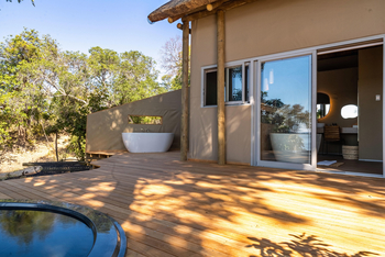 Victoria Falls River Lodge Victoria Falls River Lodge: Villa - Deck