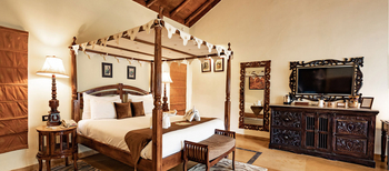 Bamboo Forest Safari Lodge: Chalet - Bett und Anrichte