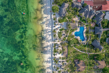 Breezes Beach Club: Hotel und Strand von oben