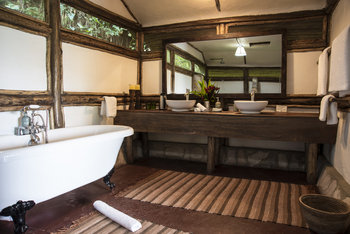 Buhoma Lodge: Waschtisch und Badewanne