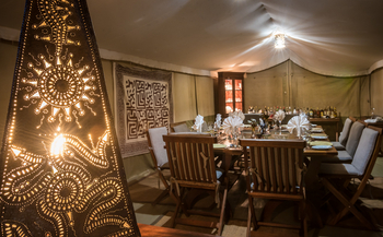 Losokwan Luxury Tented Camp: Großer Esstisch