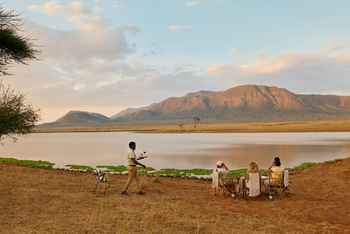 Mkomazi Wilderness Retreat: Gäste beim Sundowner im goldenen Abendlicht