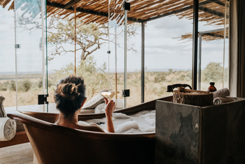 Nimali Mara Camp: Getränk beim Baden genießen