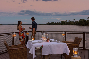 Old Drift Lodge: Dinner auf dem Anlegesteg