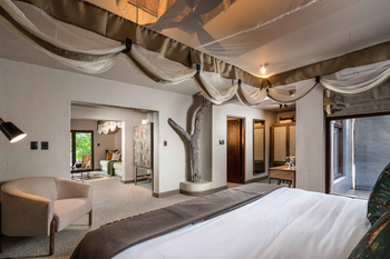 Sabi Sabi Bush Lodge: Schlafzimmer mit Baumstruktur und Moskitonetz