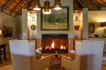 Savanna Lodge: Lounge mit Kaminfeuer und Elefantengemälde