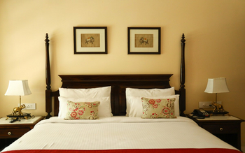 The Kipling Lodge: Doppelbett und Nachttische