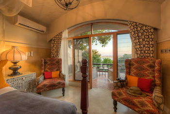 Chobe Game Lodge: Suite - Sessel und Balkon