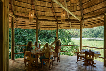 Koroi Forest Camp: Veranda mit Essbereich