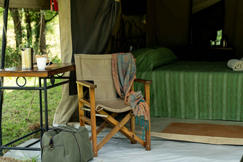 Mara Kati Kati Tented Camp: Terrasse mit Morgenkaffee und Lederstuhl