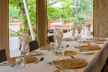 Muddy Teak Camp: Essbereich