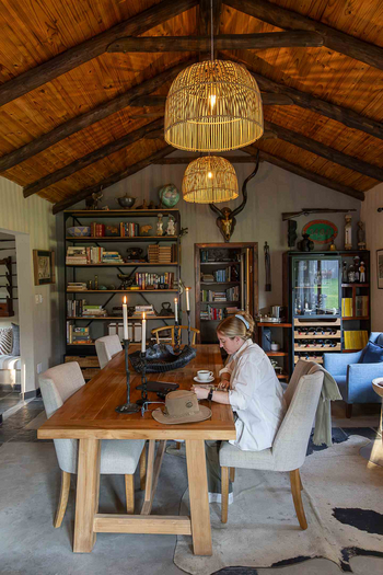 Notten's Bush Camp: Leselounge mit Holztisch und gewebten Pendelleuchten