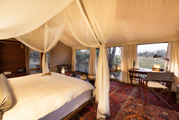 Okavango Explorers Camp Okavango Explorers Camp: Doppelbett mit Moskitonetz