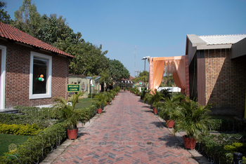 Om Vilas: Weg durch das Areal