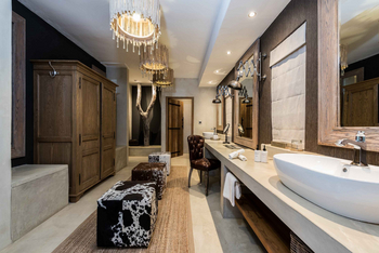 Sabi Sabi Bush Lodge: Elegante Badezimmer mit goldenen Armaturen