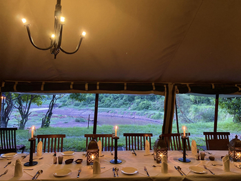 Sentinel Mara Camp: Gedeckter Esstisch mit Blick nach draußen