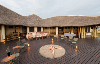 Tau Pan Camp Tau Pan Camp: Regiesessel am Feuer