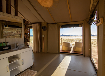 The Elegant Desert Camp: Deck vor dem Chalet
