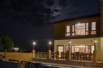 Blackbuck Safari Lodge: Restaurant bei Nacht