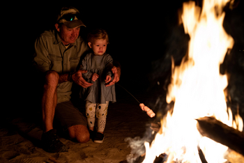 Ichingo Chobe River Lodge: Kinder am Feuer