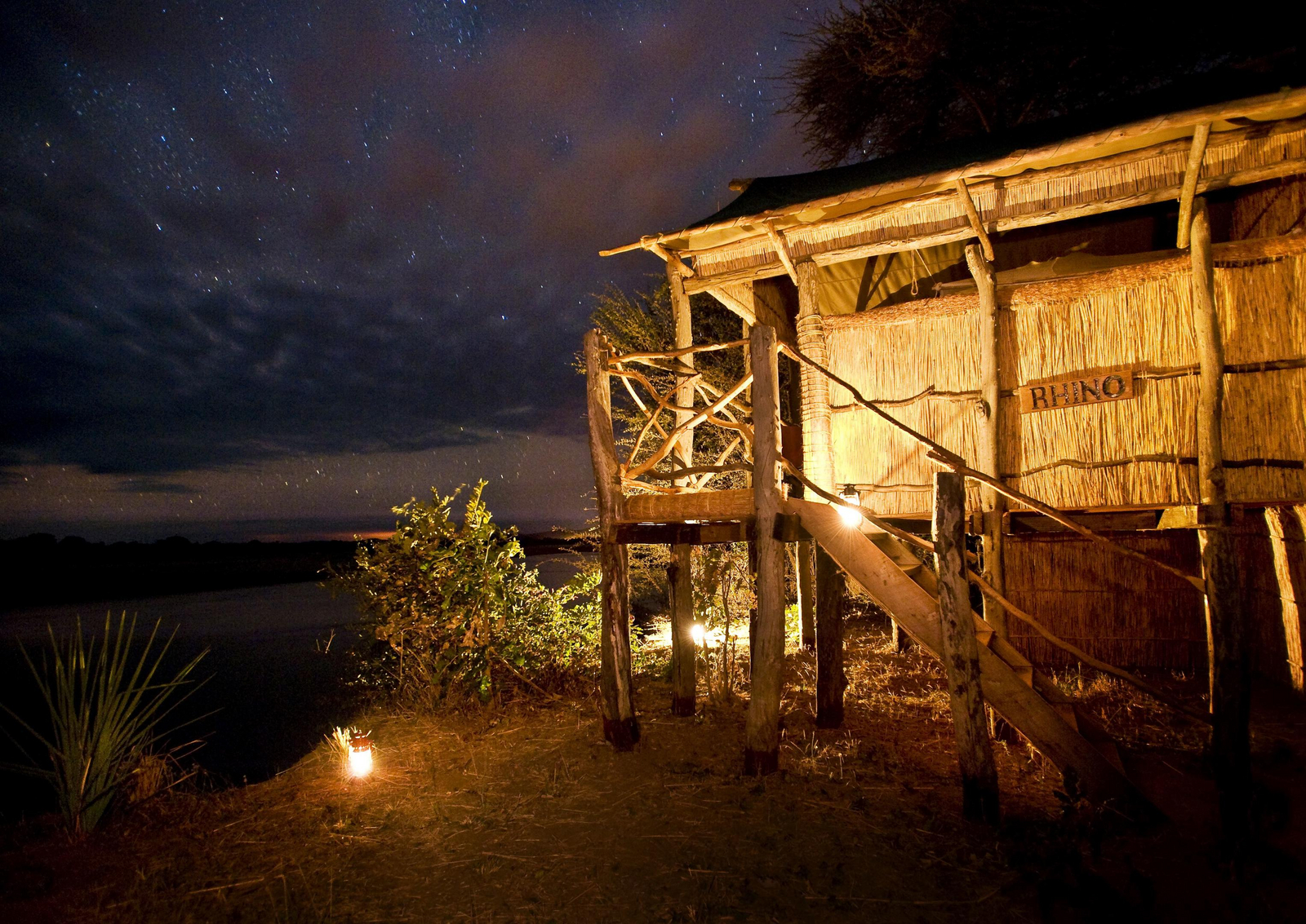 Island Bush Camp Island Bush Camp: Treppe zum Chalet am Abend