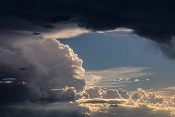 Jamala Madikwe: Dramatischer Himmel mit Wolkenformationen im Sonnenuntergang
