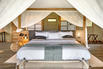 Lemala Mpingo Ridge Lodge: Doppelbett in einer Standard Suite