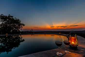 Mihingo Lodge: Laterne am Pool
