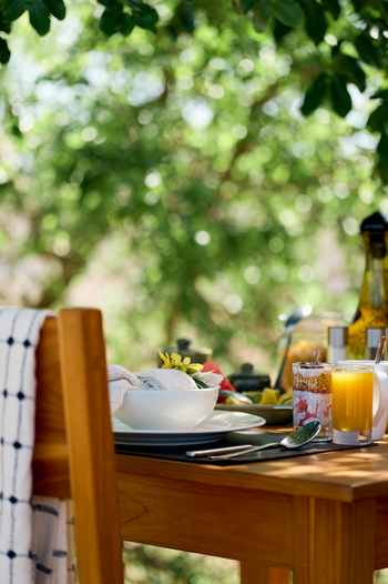 Mkomazi Wilderness Retreat: Morgendliches Frühstück auf Holztisch im Grünen