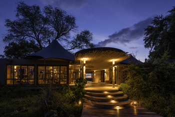 Mombo Camp: Stufen am Eingang