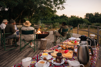 Muzimu Lodge: Snacks am Feuer